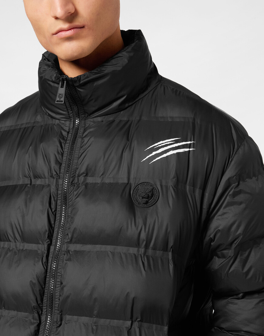 Товар черного цвета с внутренней стороны