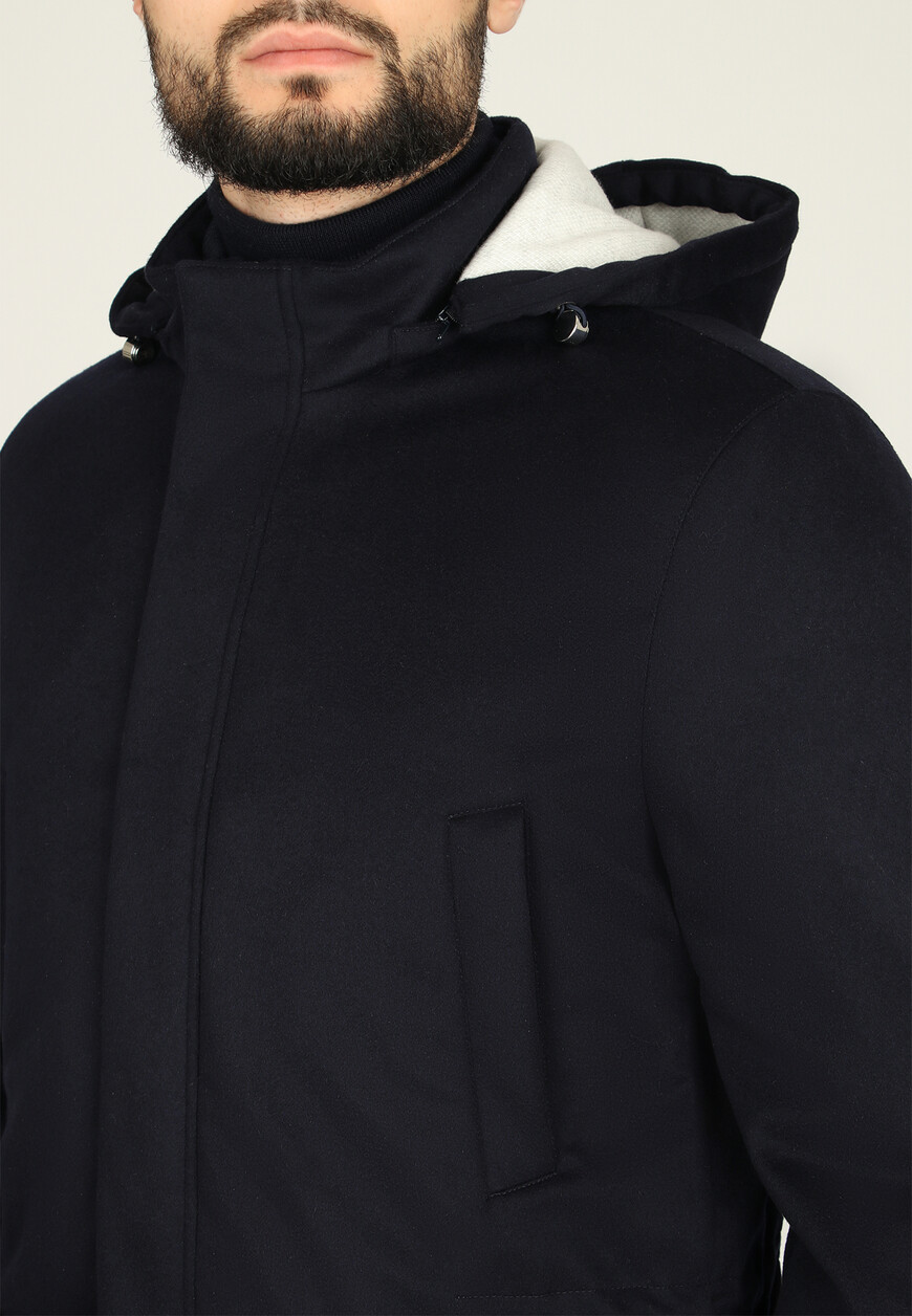 Товар синего цвета с внутренней стороны