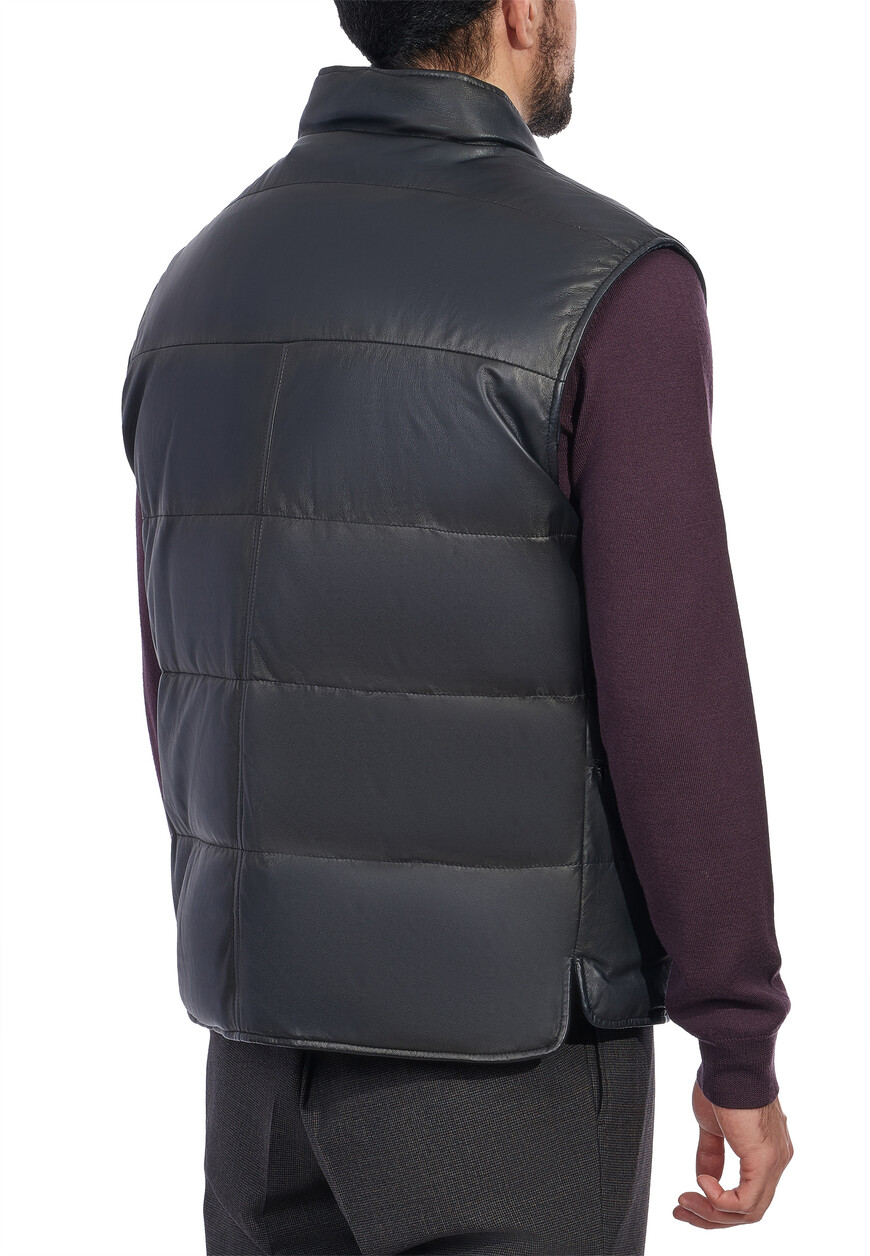 жилет  универсального стиля с лицевой стороны