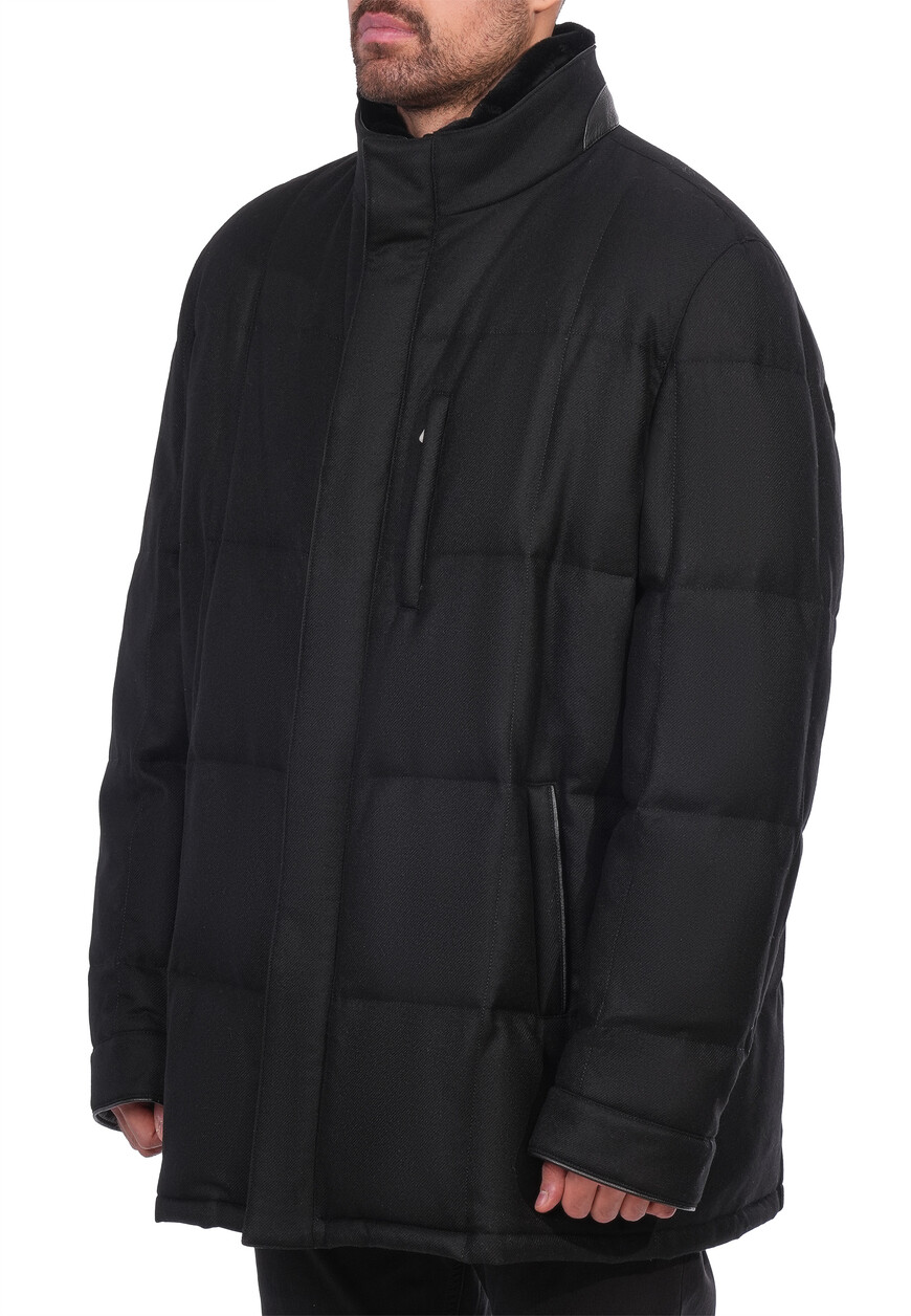 Товар черного цвета с внутренней стороны