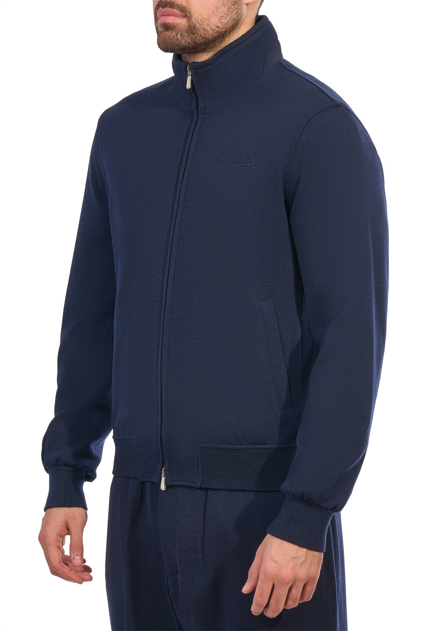 Товар синего цвета с внутренней стороны