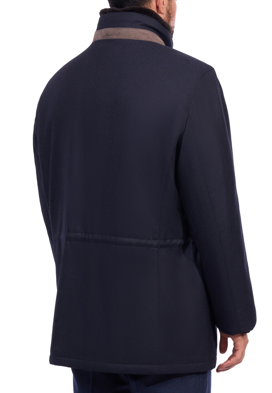 Товар синего цвета с внутренней стороны