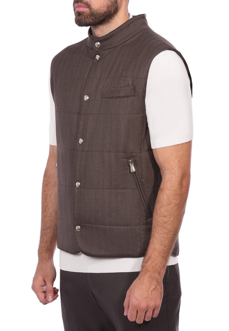 Товар коричневого цвета с внутренней стороны