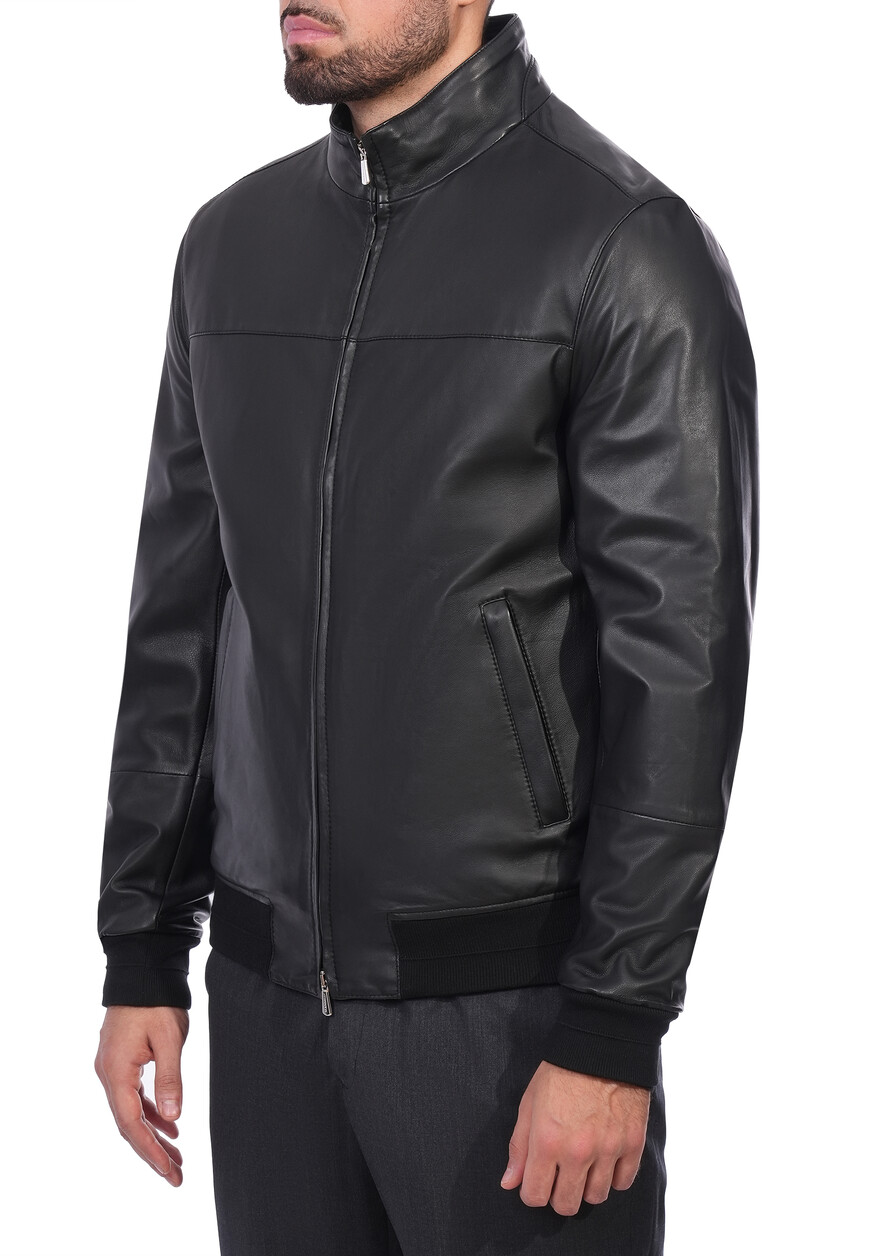 Товар черного цвета с внутренней стороны