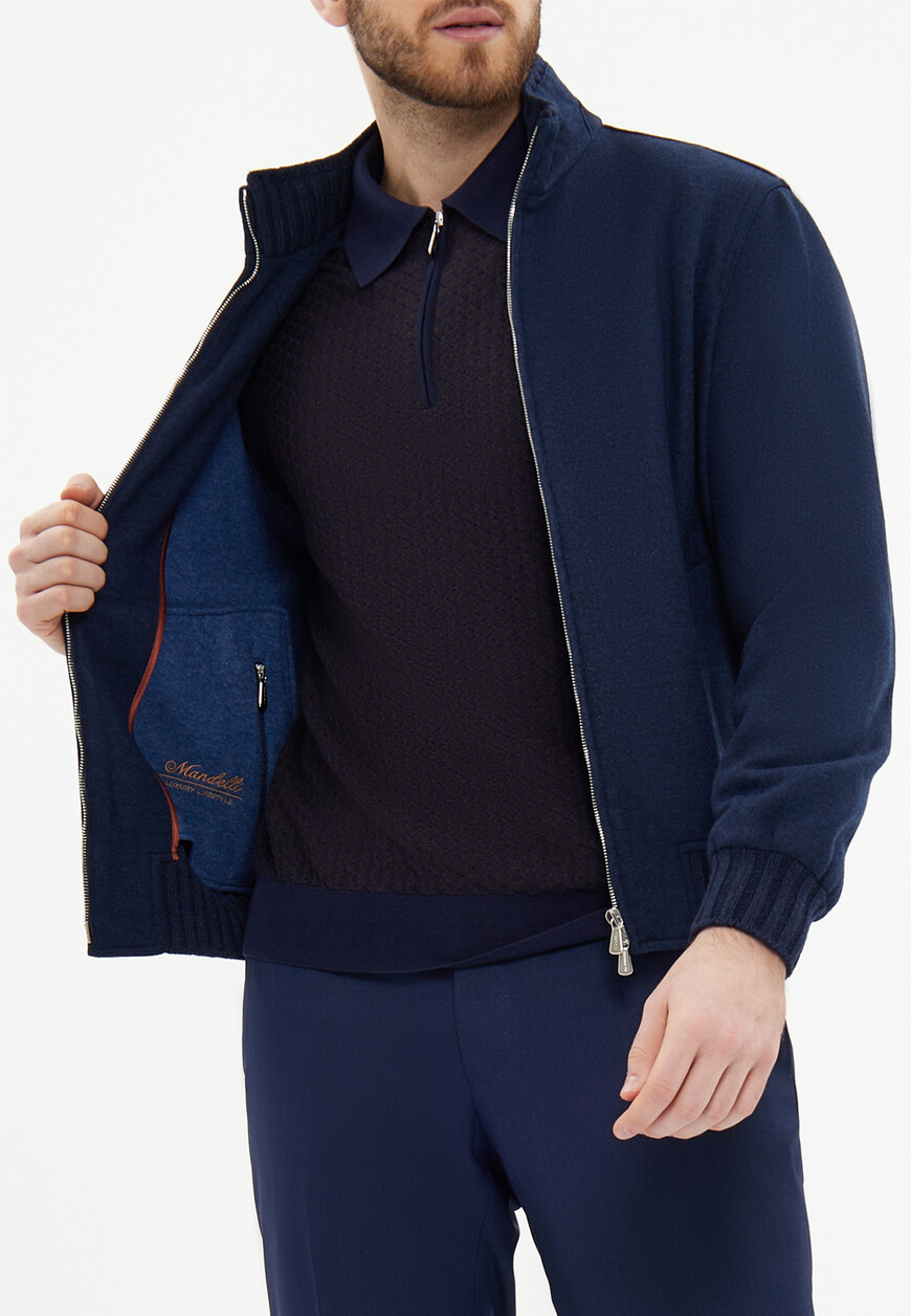 Товар синего цвета с внутренней стороны