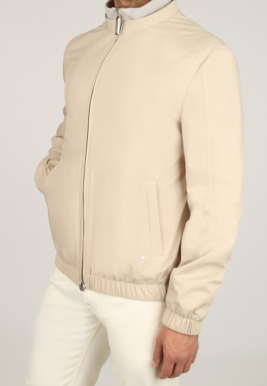 Товар бежевого цвета с внутренней стороны