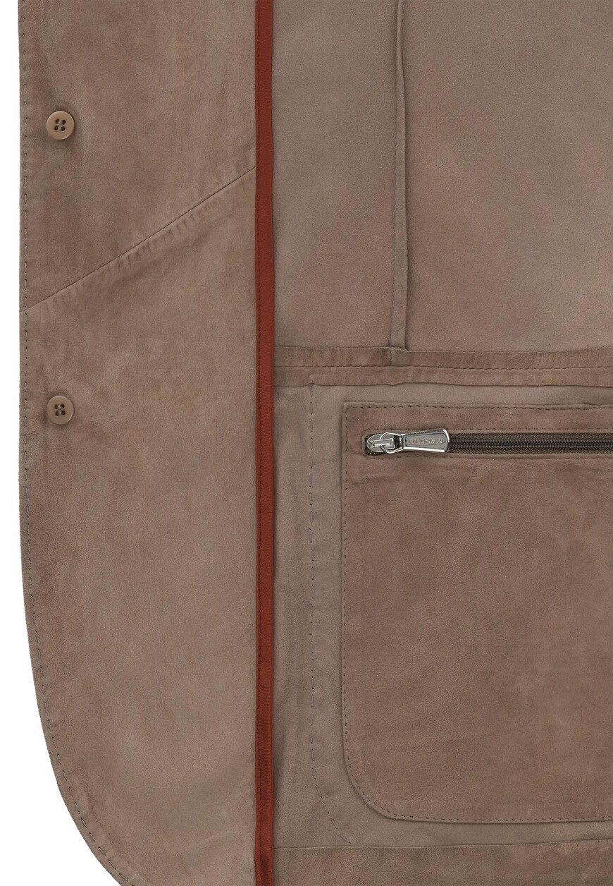 Товар коричневого цвета с внутренней стороны