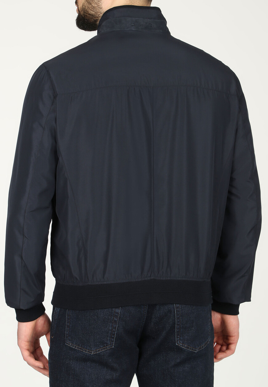 Товар синего цвета с внутренней стороны