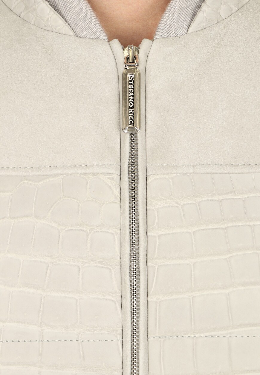 Товар серого цвета с внутренней стороны