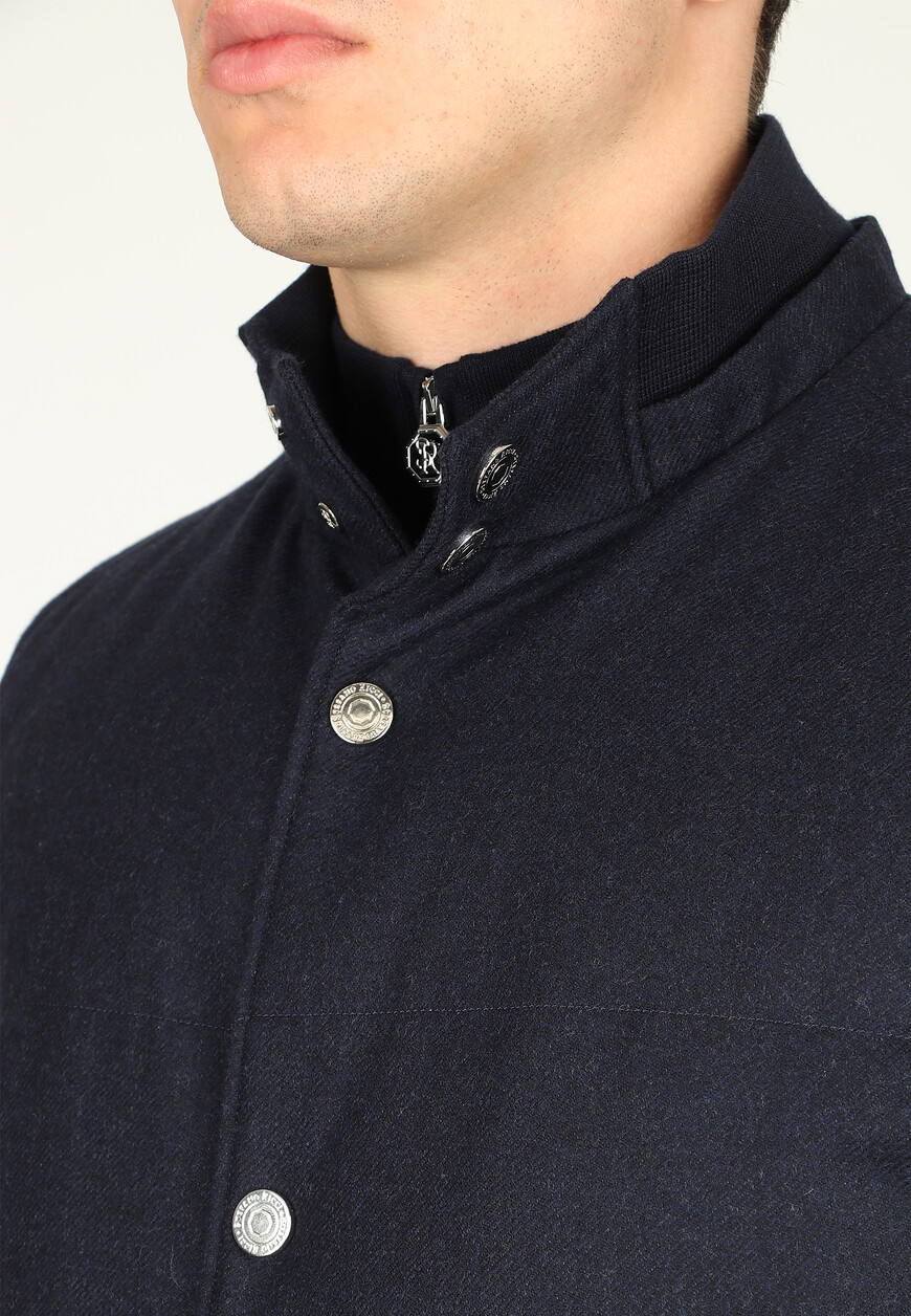 Товар синего цвета с внутренней стороны