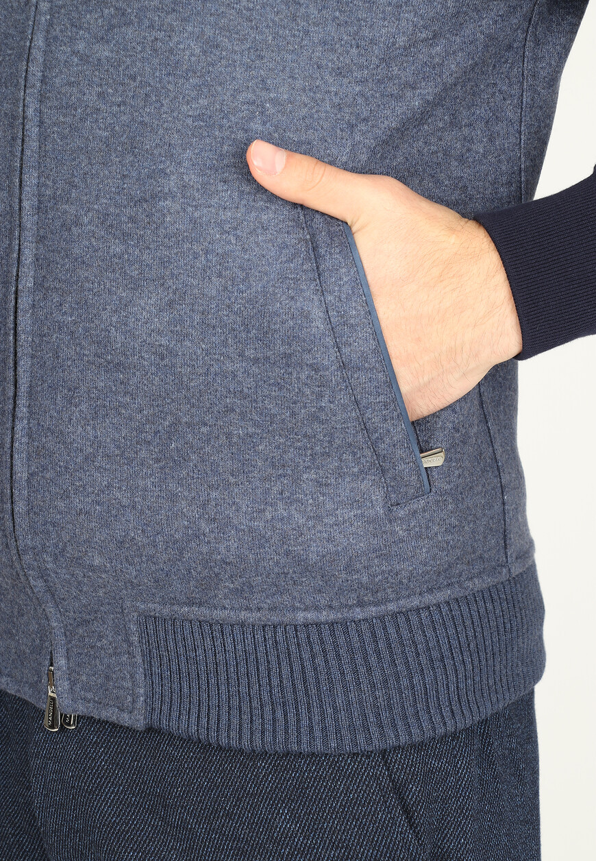 Товар синего цвета с внутренней стороны