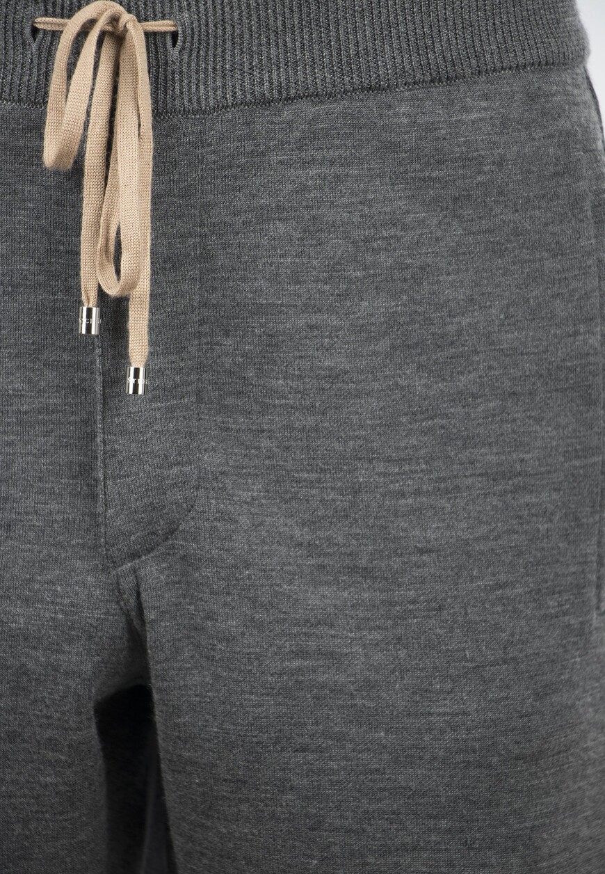 Товар серого цвета с внутренней стороны