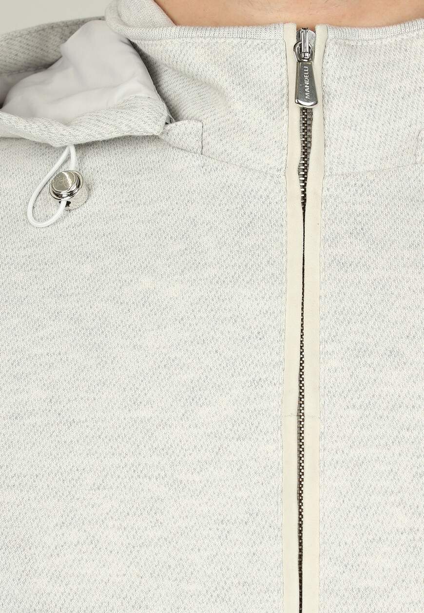 Товар серого цвета с внутренней стороны