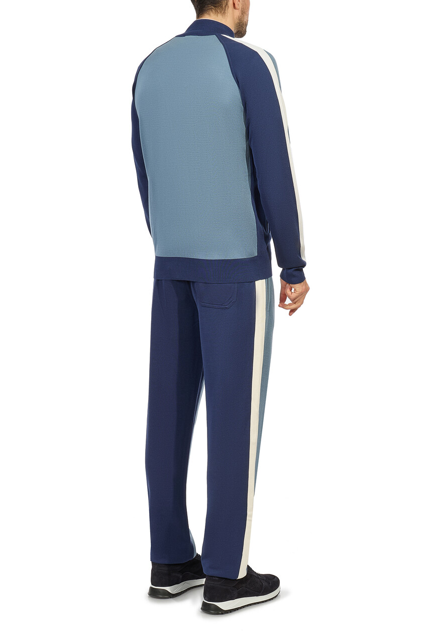 спортивный костюм  из проверенных материалов спереди