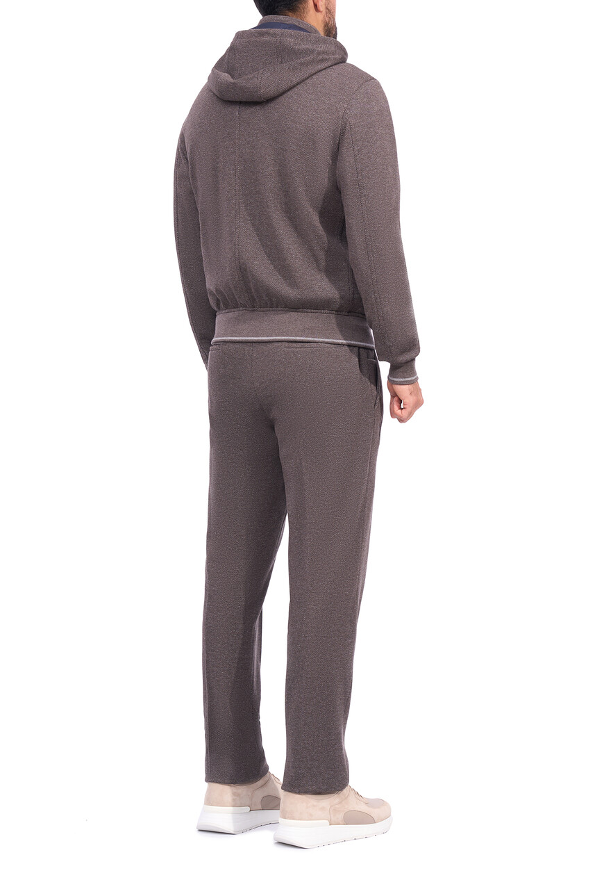 Товар коричневого цвета с внутренней стороны