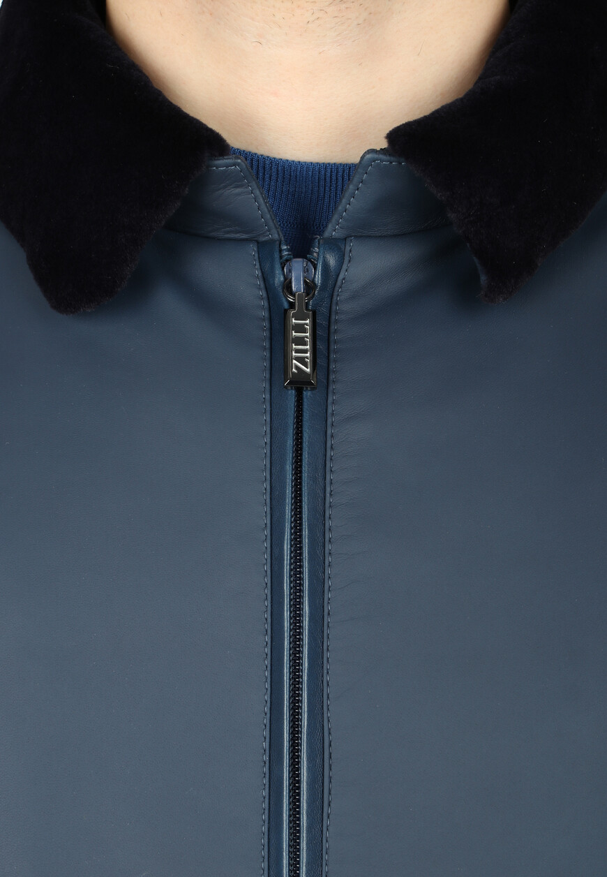 Товар синего цвета с внутренней стороны