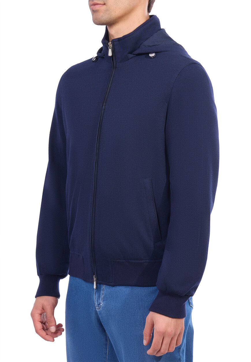 Товар синего цвета с внутренней стороны