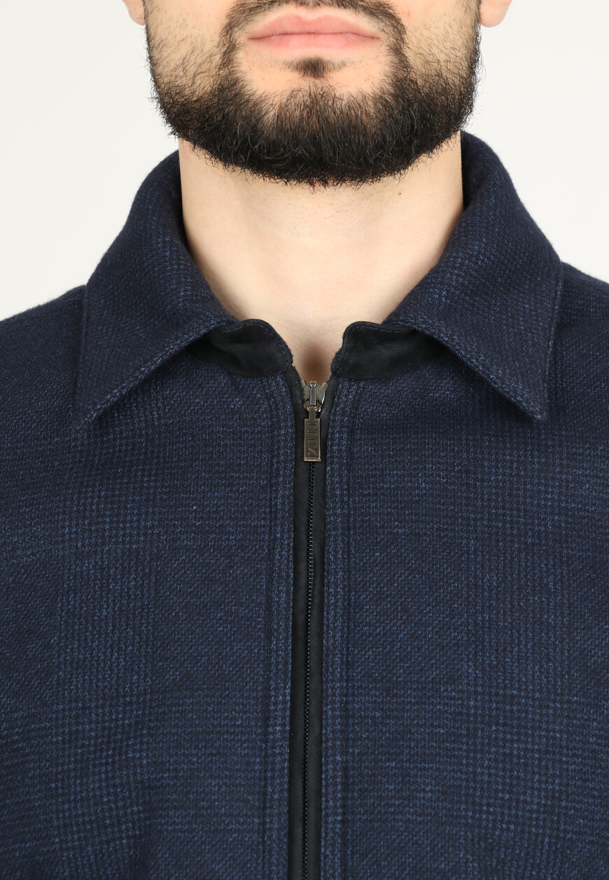 Товар синего цвета с внутренней стороны