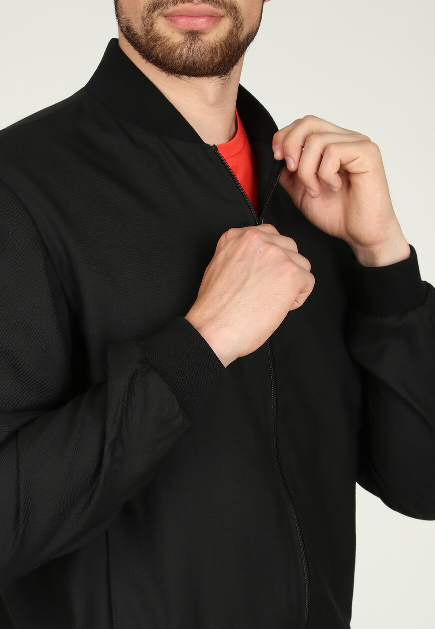 Товар черного цвета с внутренней стороны