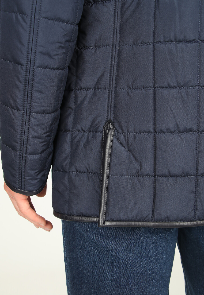 Товар синего цвета с внутренней стороны