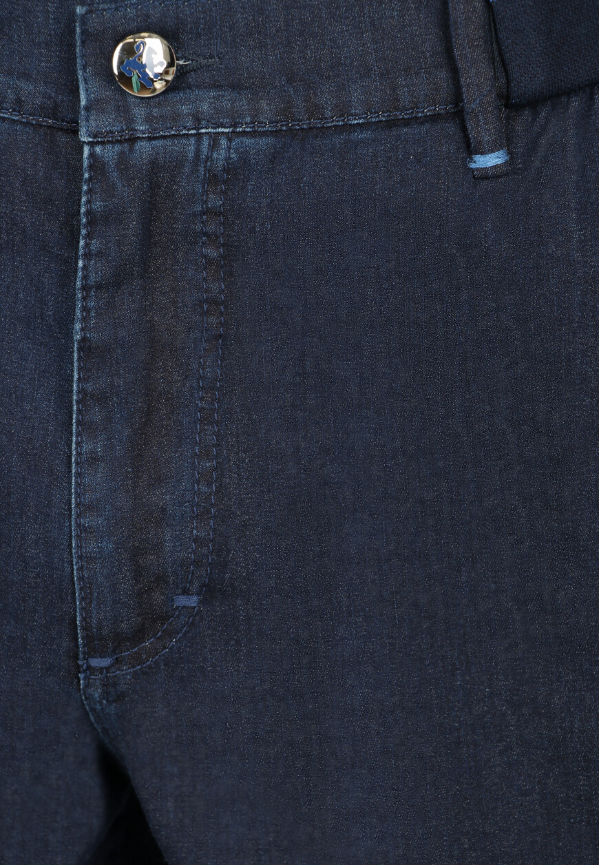 Товар синего цвета с внутренней стороны