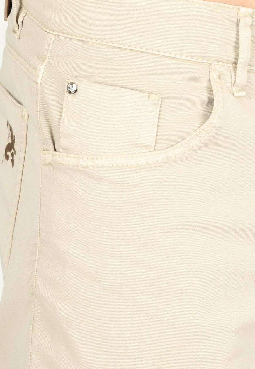 Товар бежевого цвета с внутренней стороны