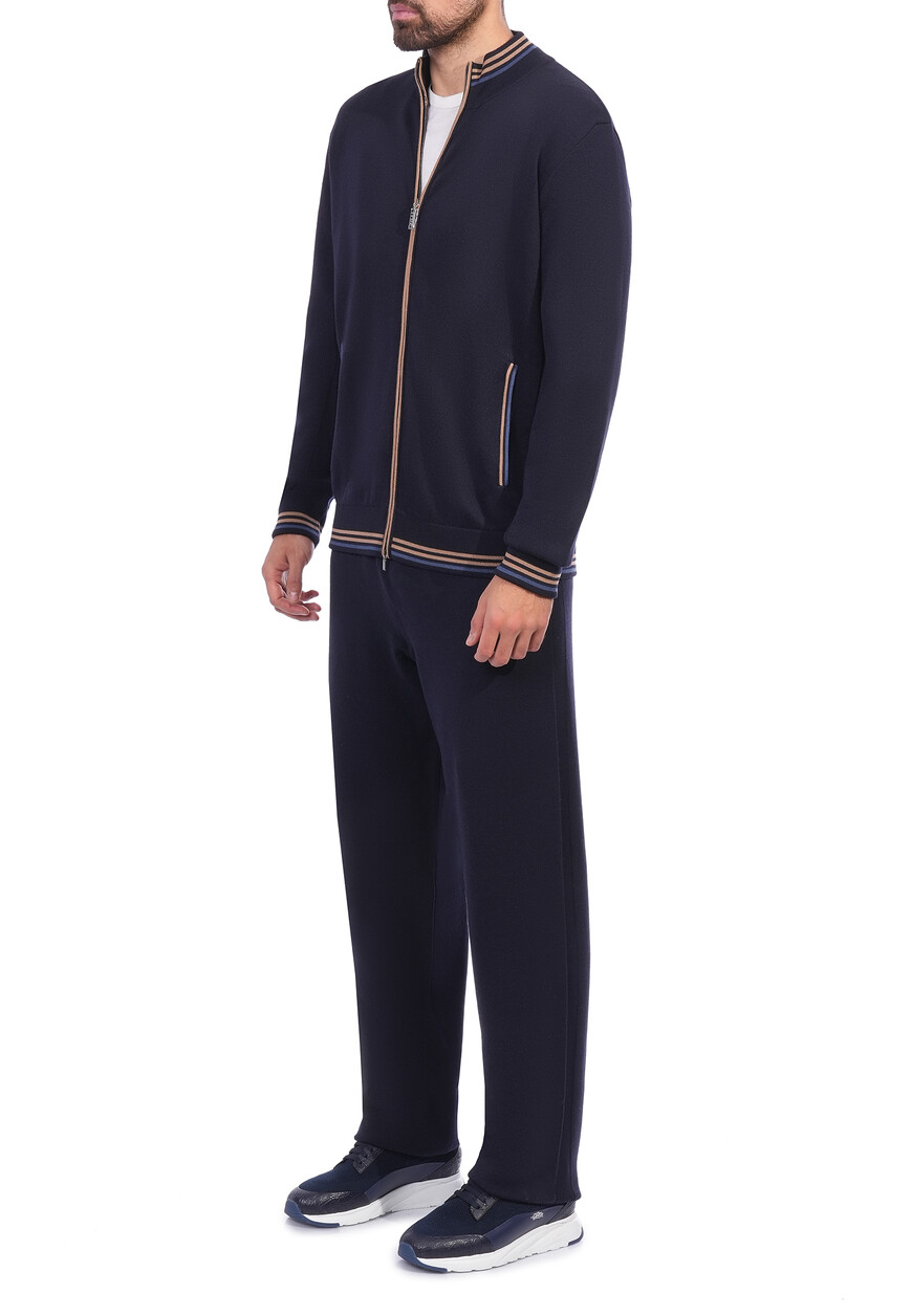 костюм спортивный  из италии вид сбоку