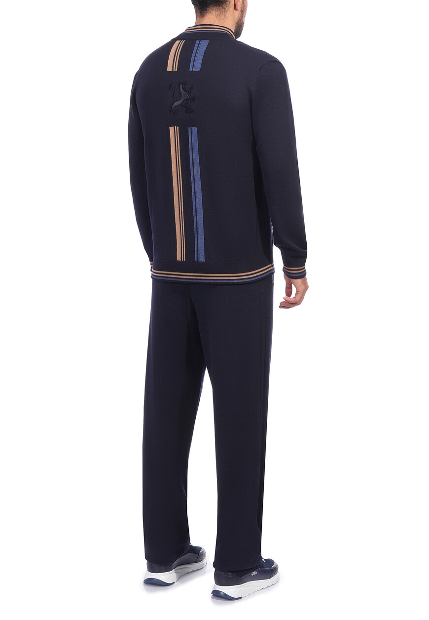 Товар синего цвета с внутренней стороны