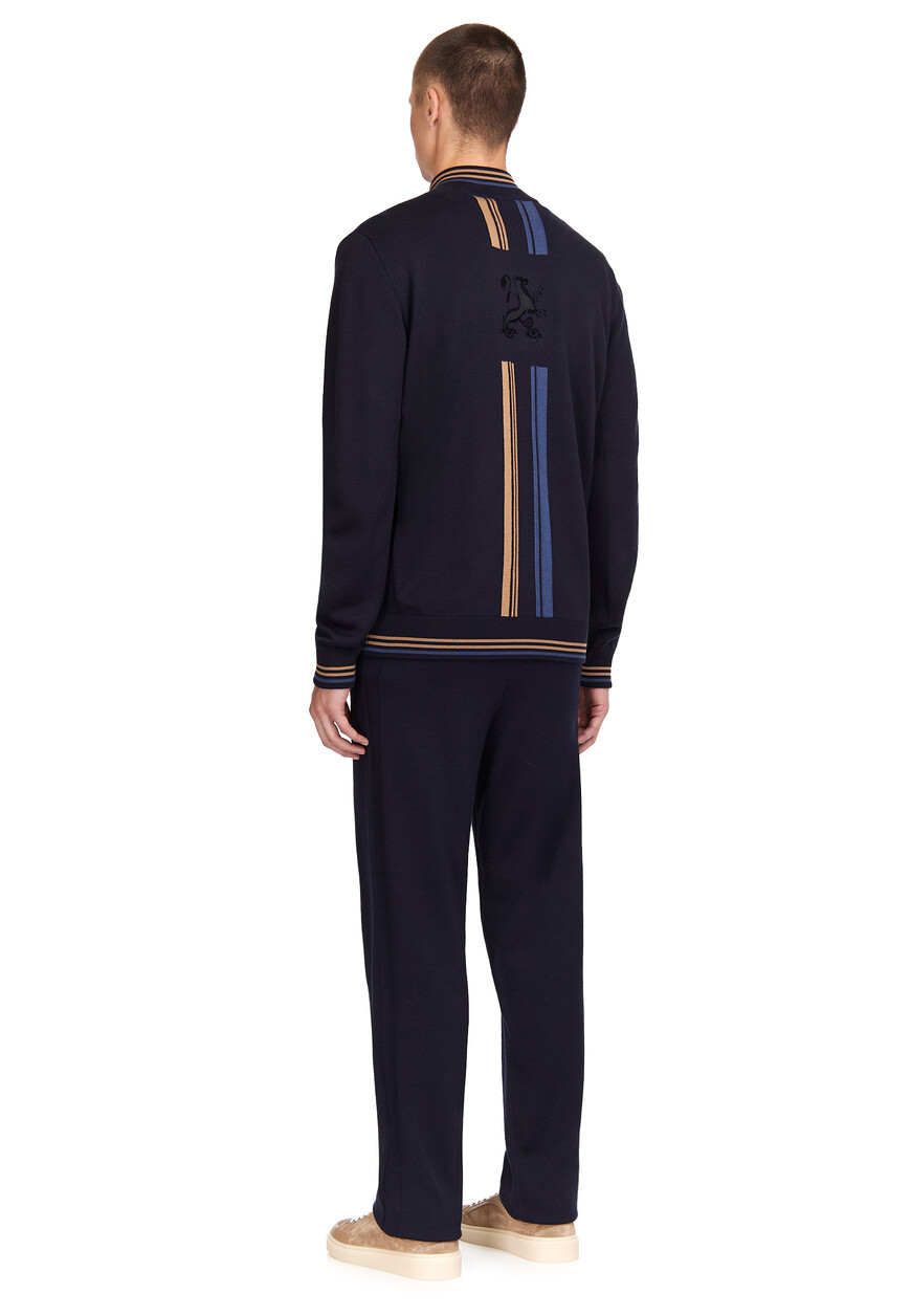 костюм спортивный  из италии вид сбоку