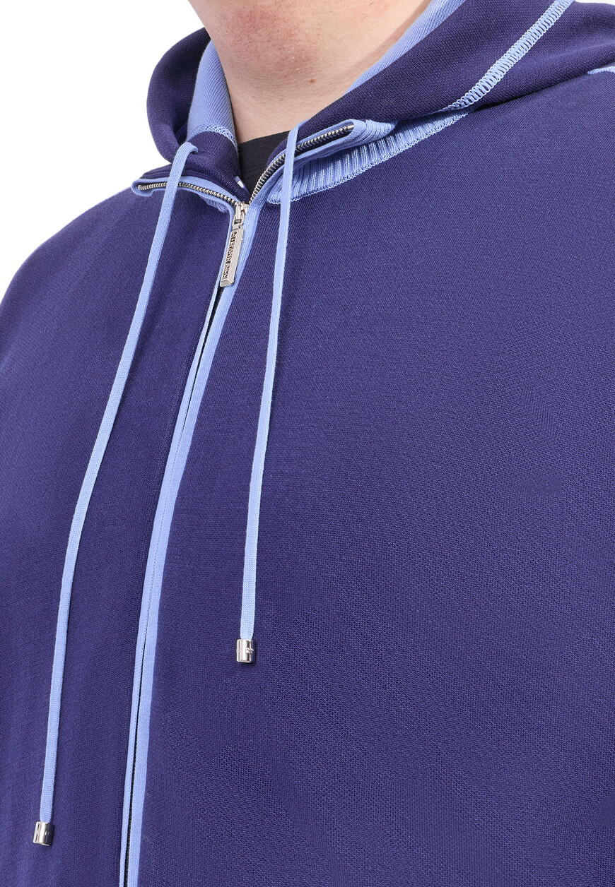 Товар синего цвета с внутренней стороны