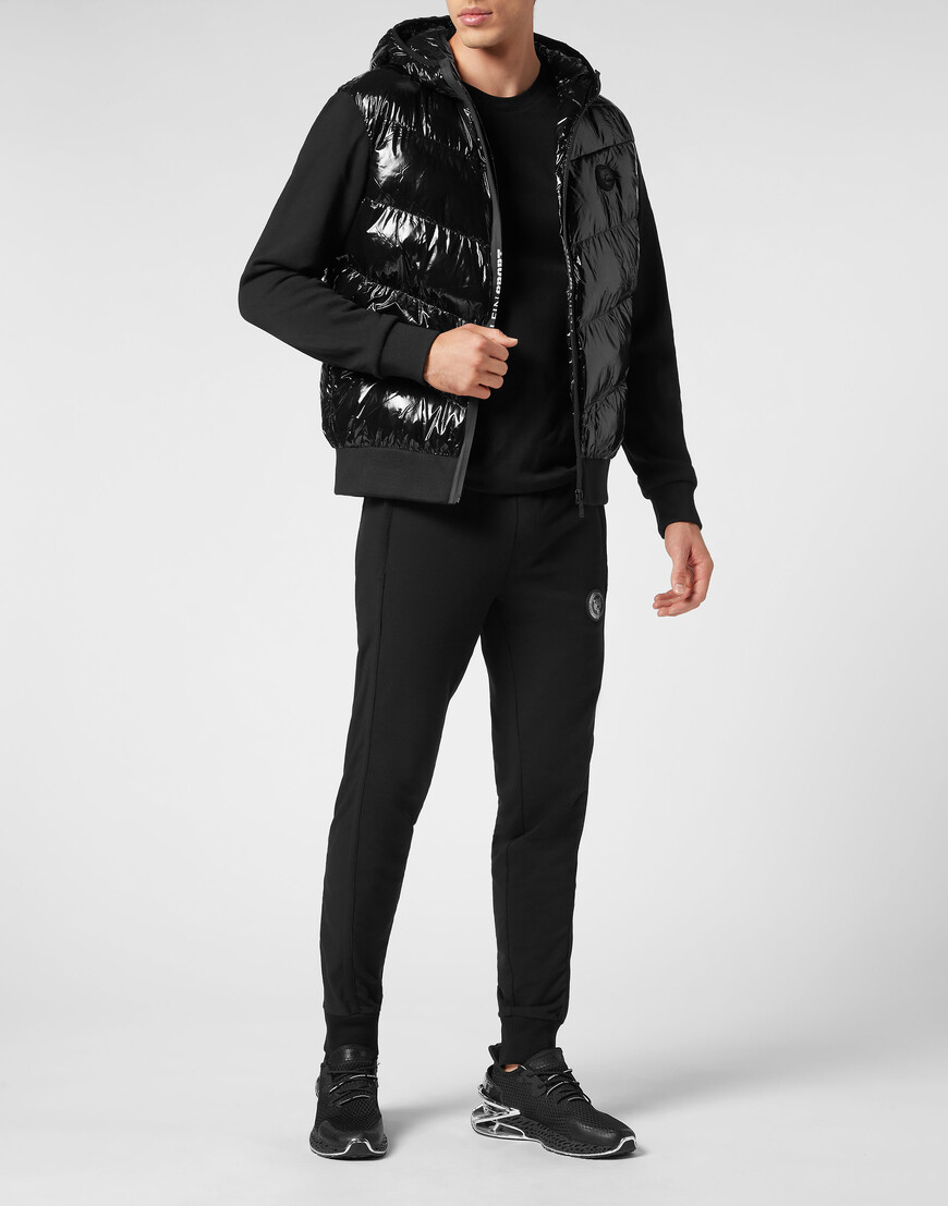 Товар черного цвета с внутренней стороны