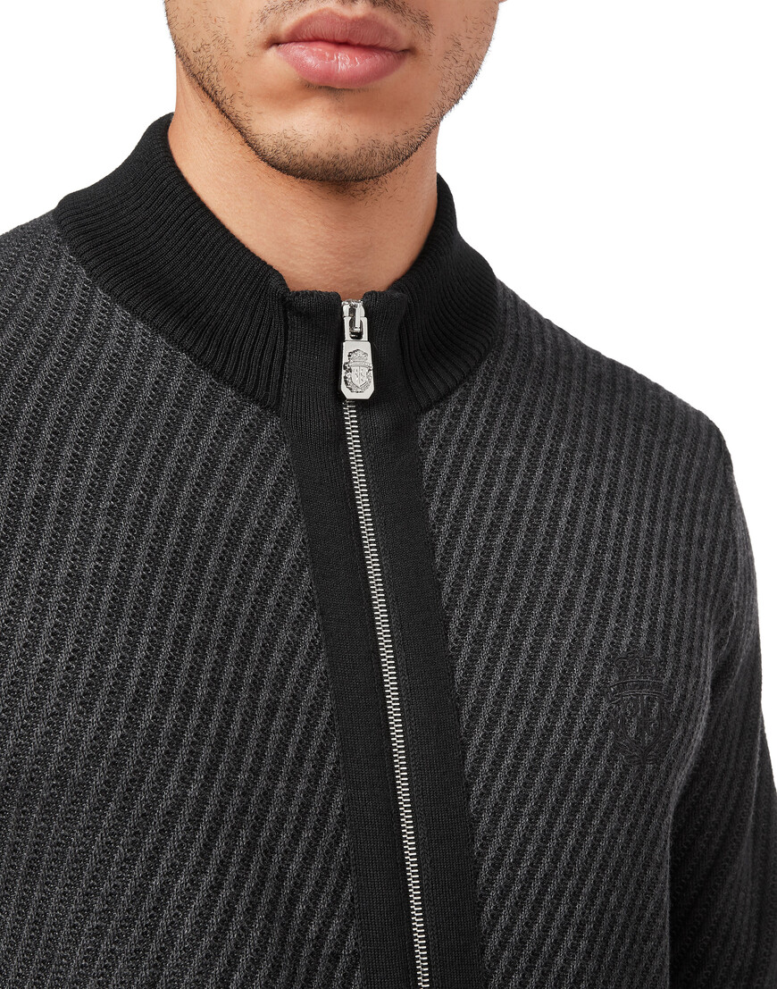 Товар черного цвета с внутренней стороны