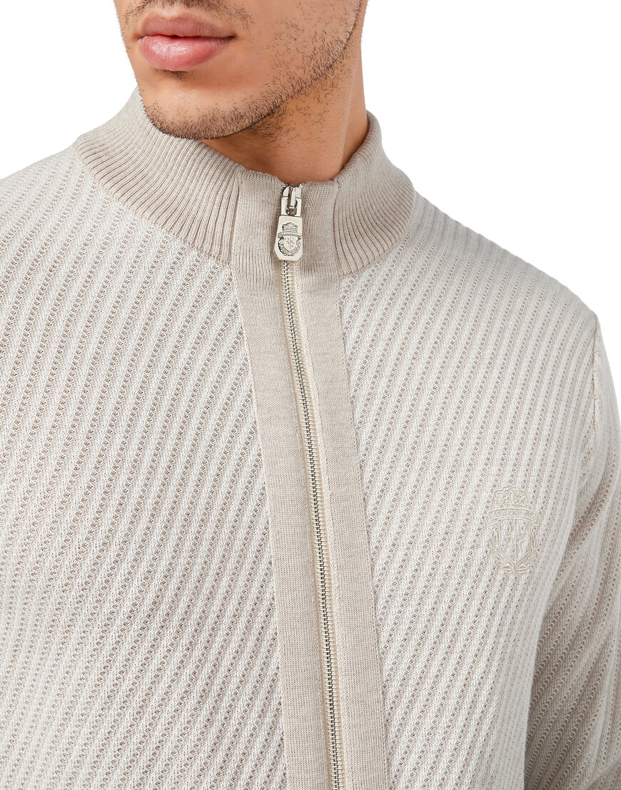 Товар бежевого цвета с внутренней стороны