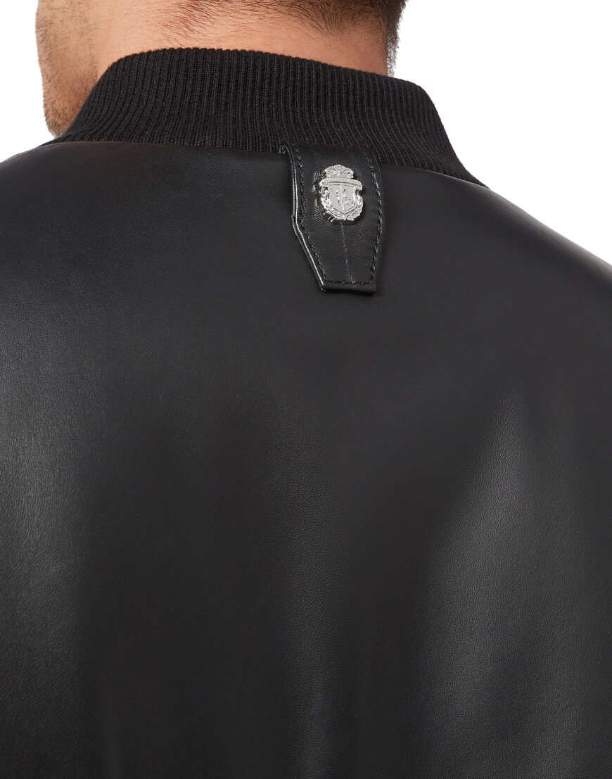 Товар черного цвета с внутренней стороны