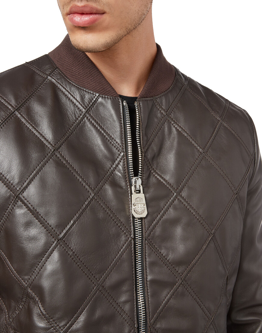 Товар коричневого цвета с внутренней стороны