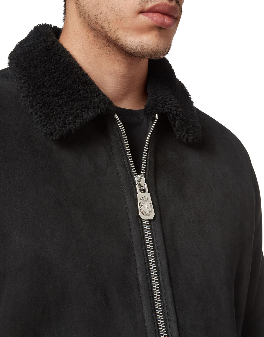 Товар черного цвета с внутренней стороны