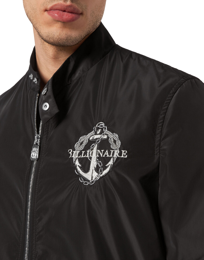 Товар черного цвета с внутренней стороны