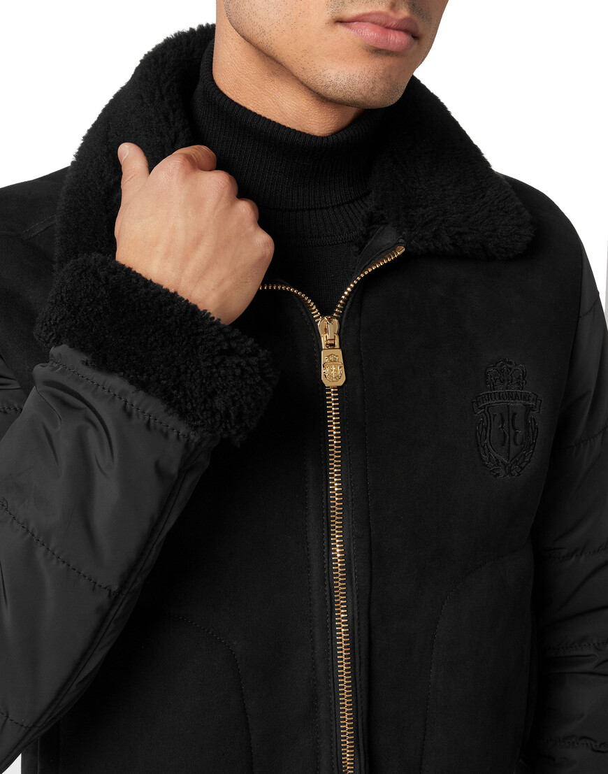 Товар черного цвета с внутренней стороны