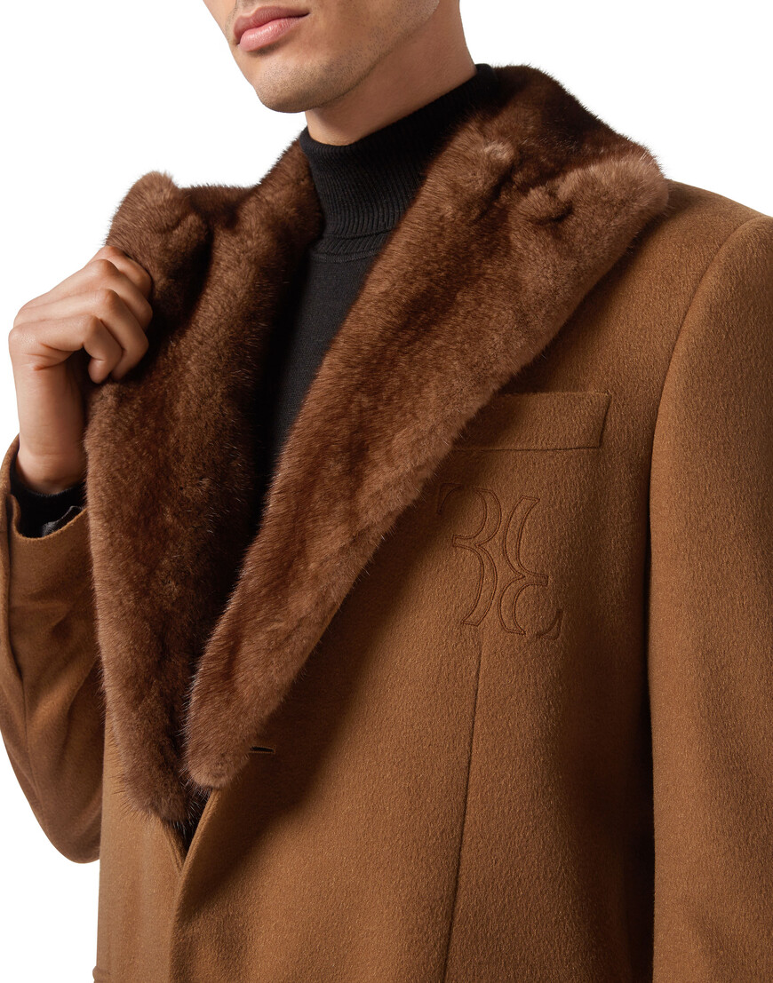 Товар бежевого цвета с внутренней стороны