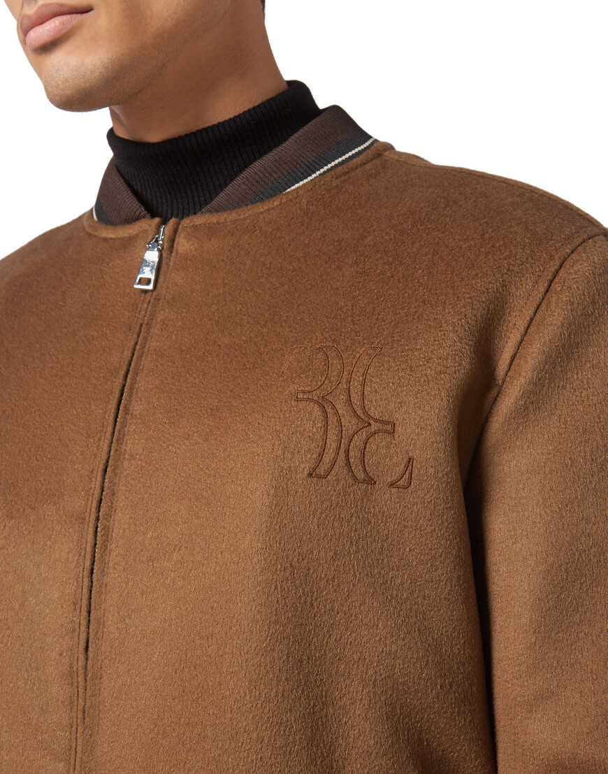 Товар бежевого цвета с внутренней стороны