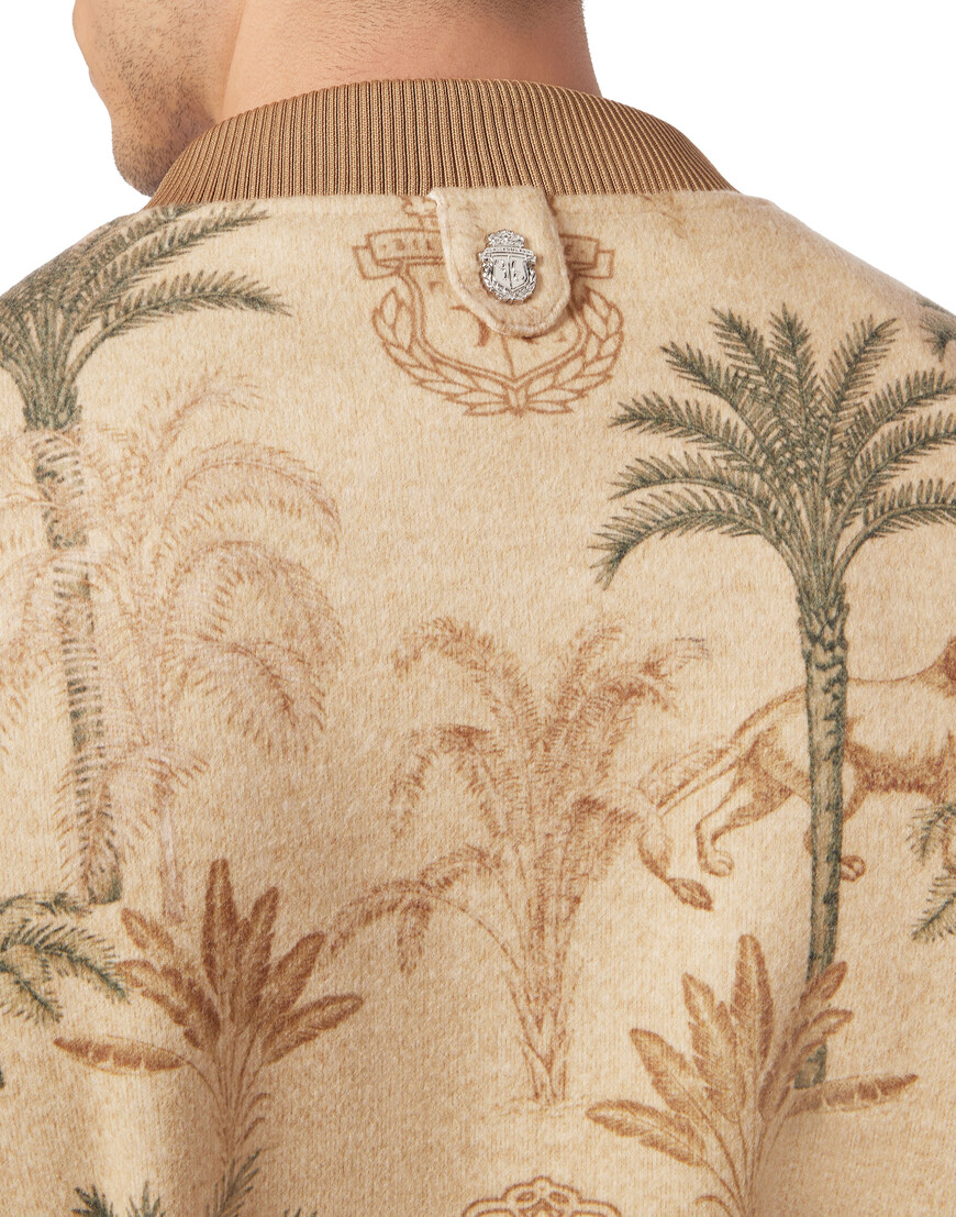 Товар бежевого цвета с внутренней стороны