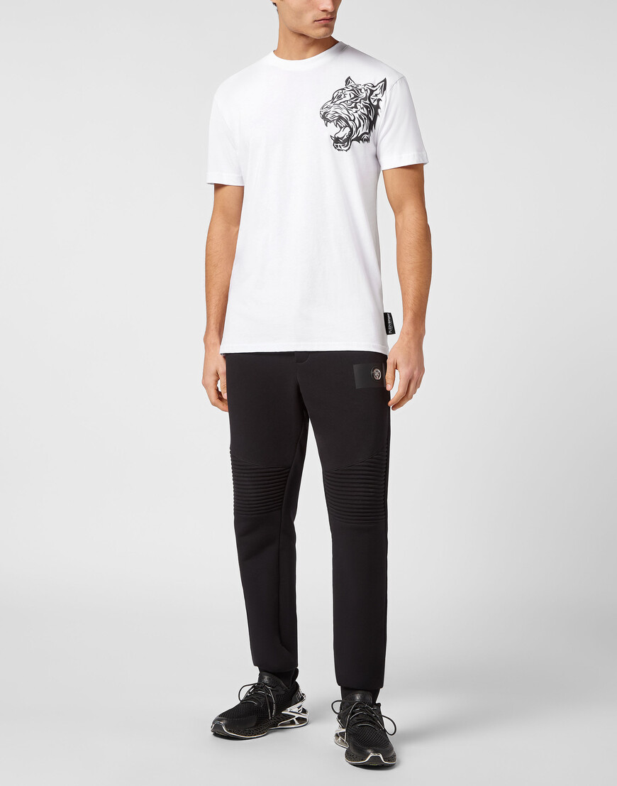 Товар белого цвета по низкой цене