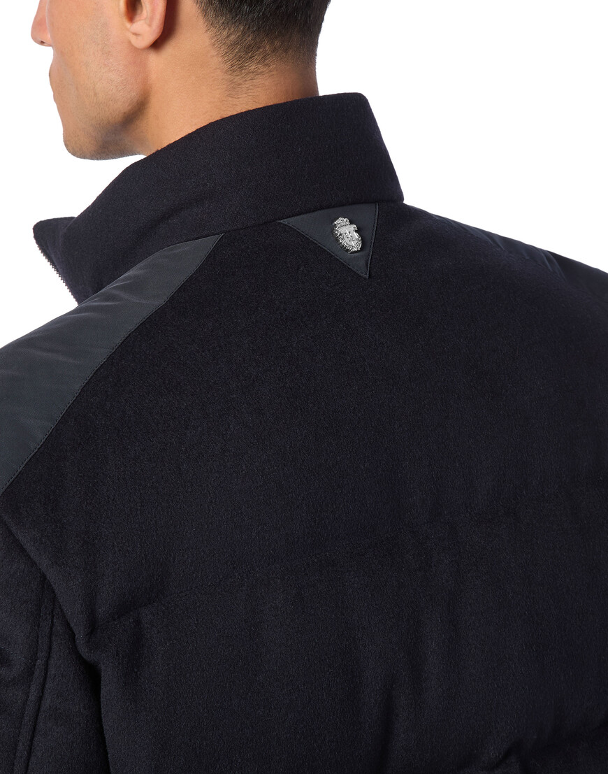 Товар синего цвета с внутренней стороны