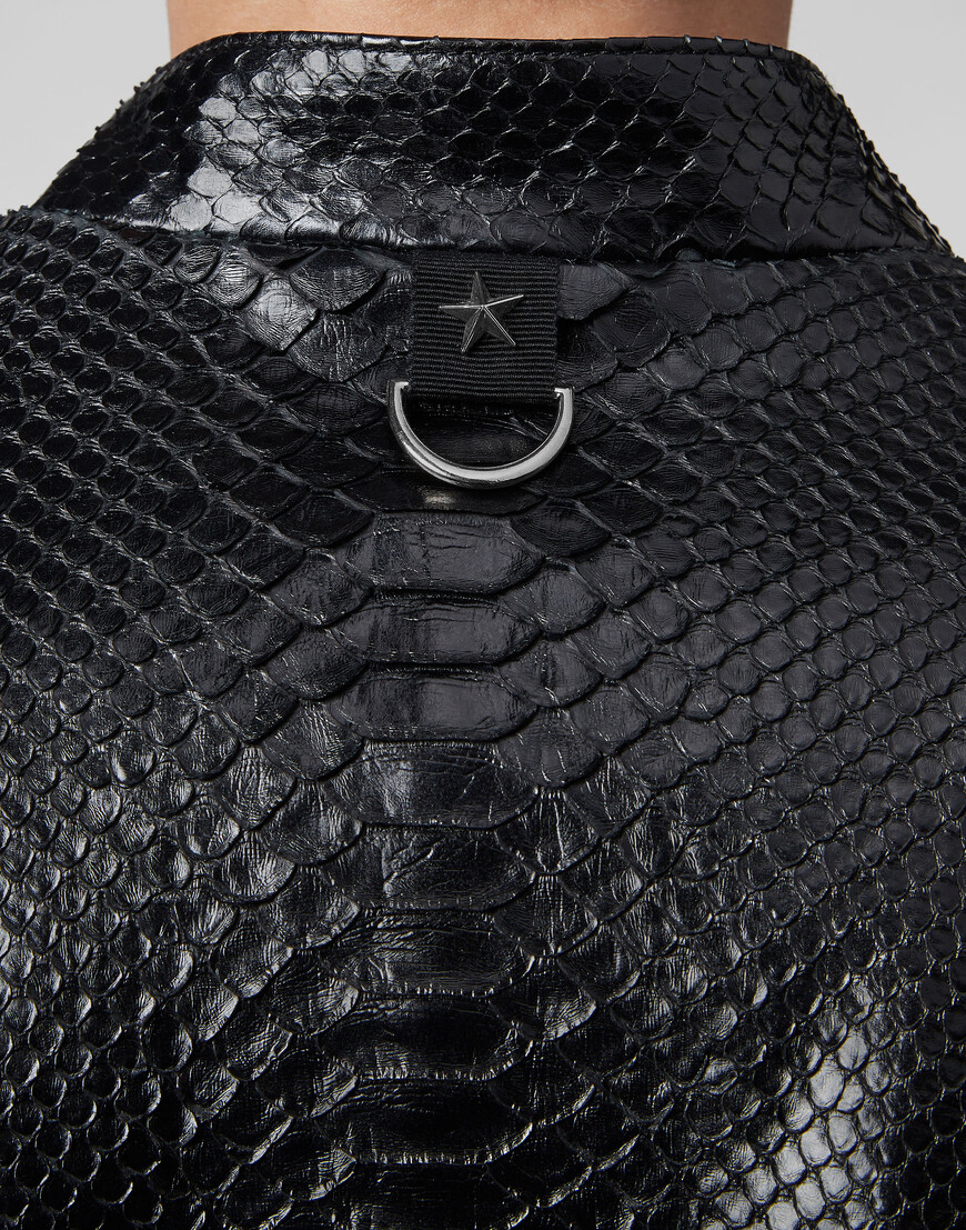 кожаная куртка  из проверенных материалов спереди