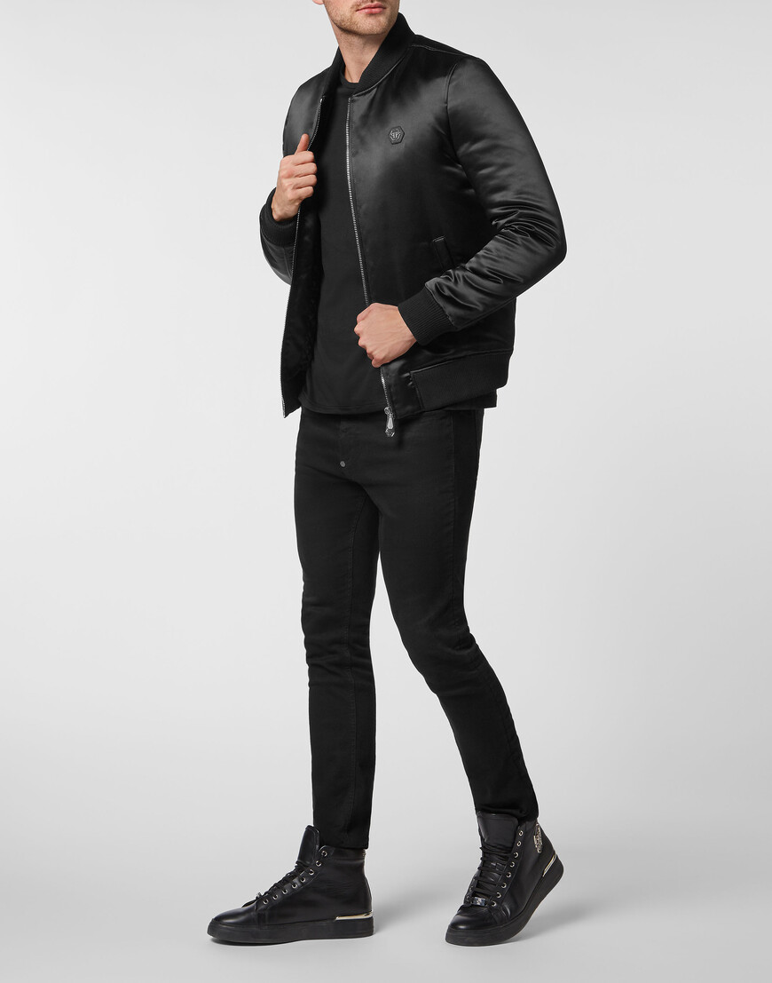 Товар черного цвета с внутренней стороны