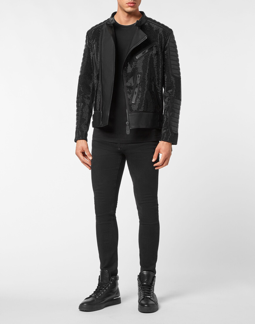 Товар черного цвета с внутренней стороны