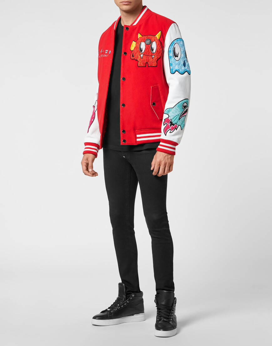 Товар красного цвета с внутренней стороны