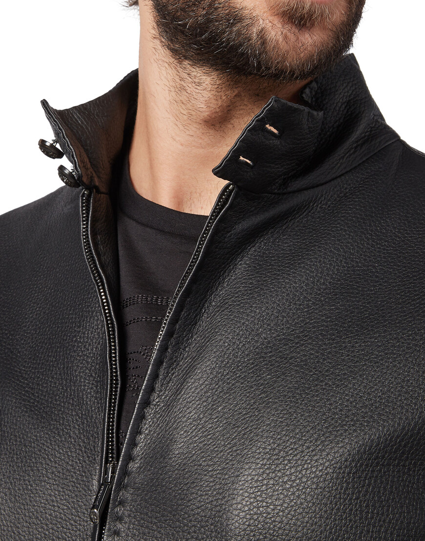 Товар черного цвета с внутренней стороны