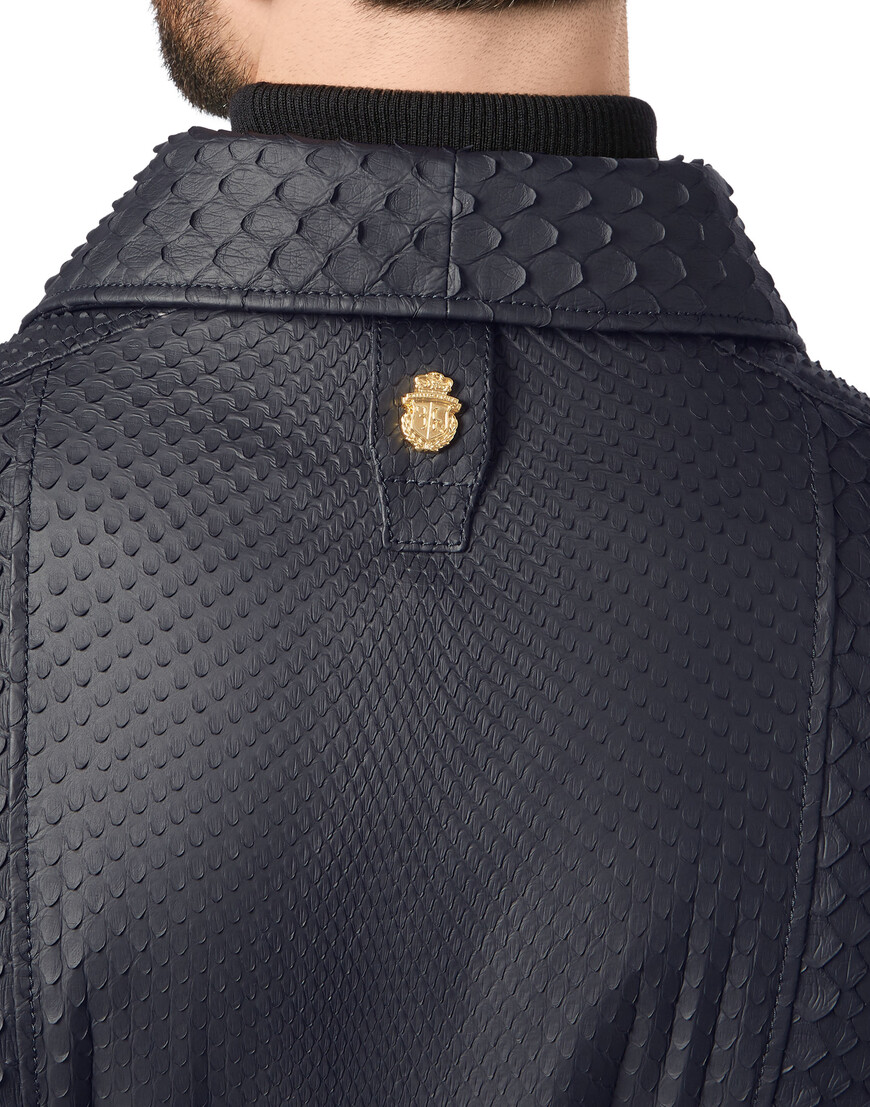 кожаная куртка  из проверенных материалов спереди