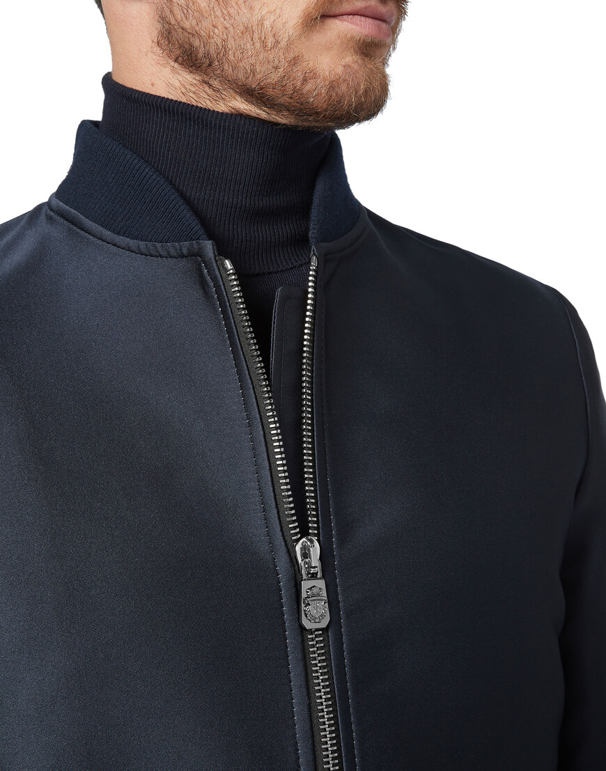 Товар синего цвета с внутренней стороны